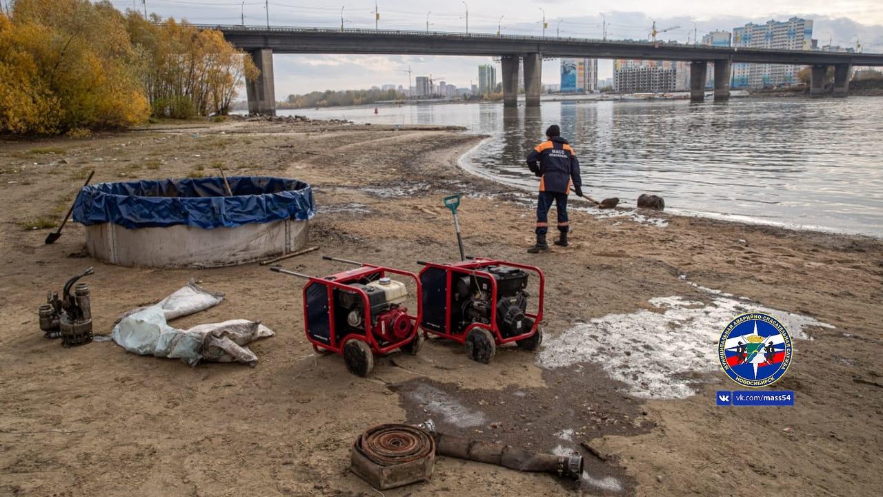 Фото В Новосибирске пропитанный нефтепродуктами песок с берега Оби собрали в десятки мешков 3